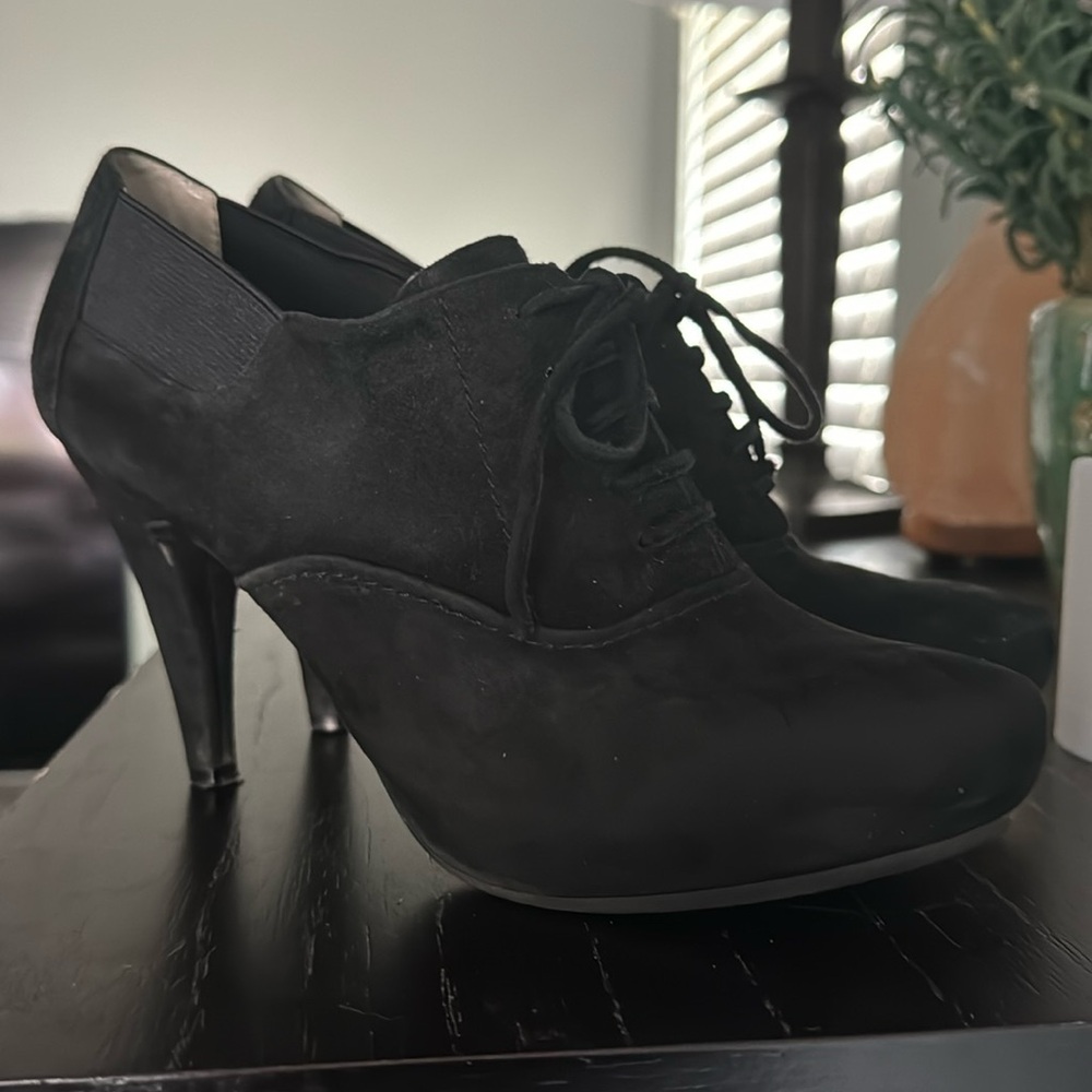 Super cute black suede shoes!